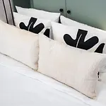 Superb River Views 2br Flat - Location