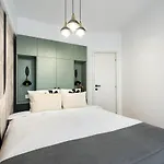 Superb River Views 2br Flat - Location *