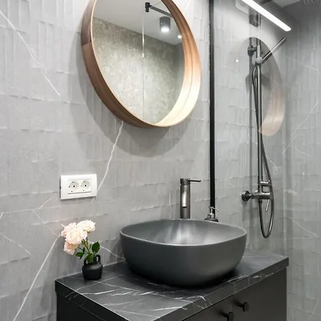 Superb River Views 2br Flat - Location