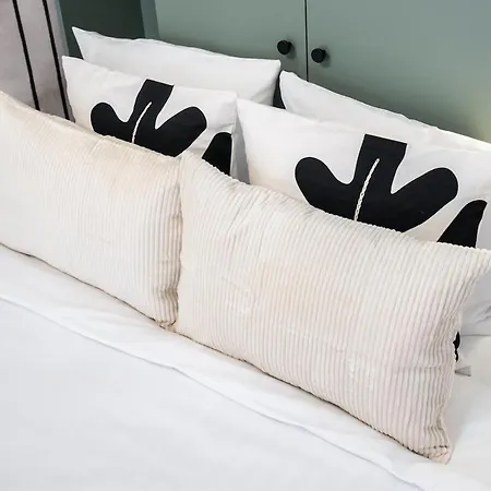 Superb River Views 2br Flat - Location