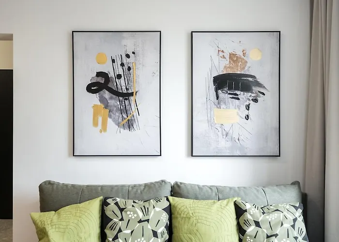 Superb River Views 2br Flat - Location Апартаменти *