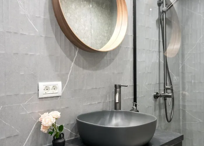 Superb River Views 2br Flat - Location