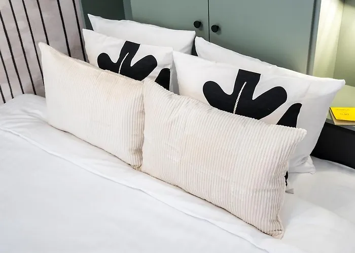 Superb River Views 2br Flat - Location