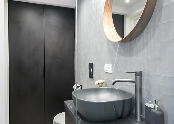 Superb River Views 2br Flat - Location Апартаменти