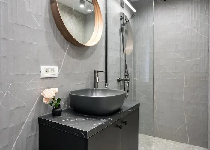 Superb River Views 2br Flat - Location *